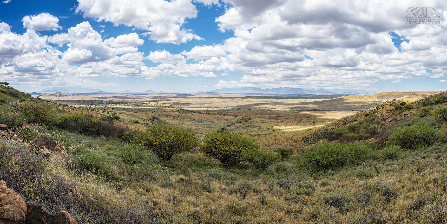 Rift Vallei Na de safari’s trokken we naar het afgelegen noorden van Kenia. Het was een lange tocht met veel pannes met onze jeeps. Onderweg passeerden we de prachtige Rift Vallei. Onze route ging via Nanyuki, Maralal, Baragoi, South Horr naar Loiyangalani.<br />
 Stefan Cruysberghs